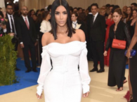 Kim Kardashian w obcisłej białej sukience